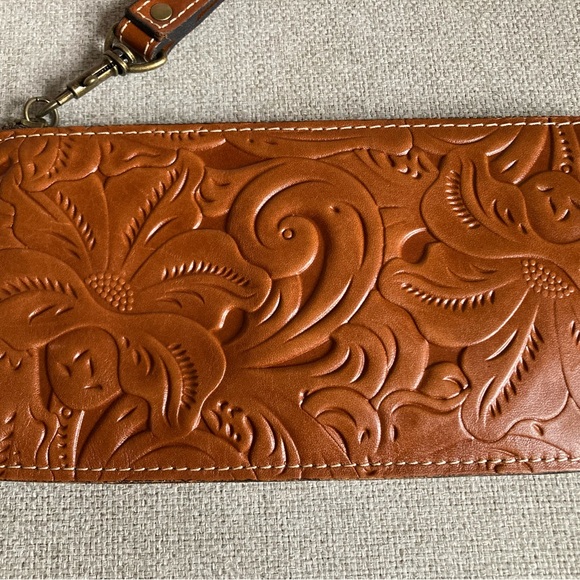 Patricia Nash tooled leather wristlet - Picture 3 of 7